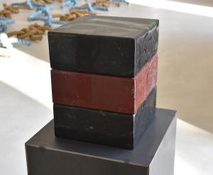Würfel: O.T., Granit/Roter Marmor, 2020 (Foto: Kapi)