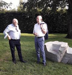 Bildhauer Herbert Meusburger und Bundespräsident Alexander van der Bellen bei der Besichtigung vom neuen Skulpturenpark zum Schaffen Meusburgers in Lauterach (Foto: Jörg)