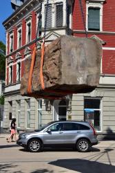 Die Skulptur 'Identität' wird vom Lastwagen gehoben (Foto: Karlheinz Pichler) 